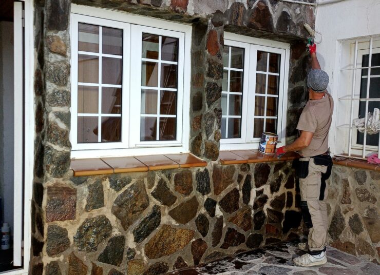 Hombre-reparando-pared